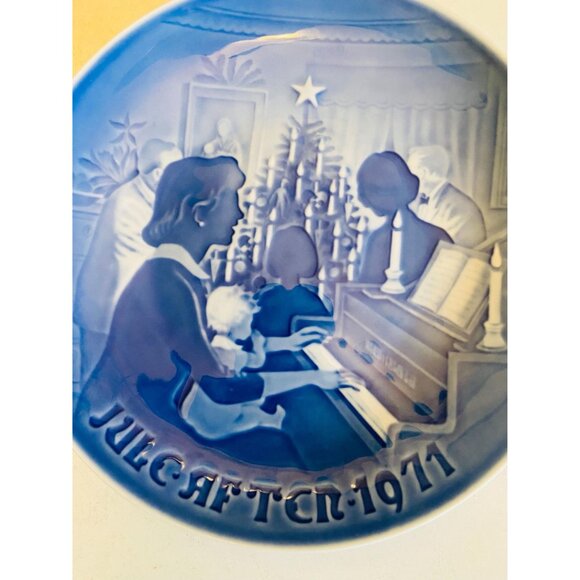 Vintage Bing & Grondahl Jule Aften 1971 Christmas at Home Blue & White Plate - Picture 7 of 7